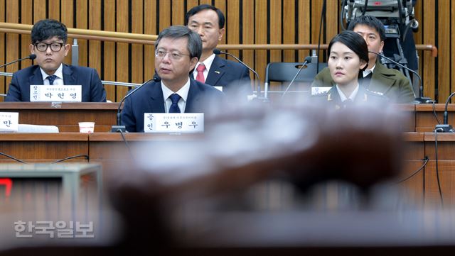 [저작권 한국일보]우병우 전 청와대 민정수석이 22일 오후 서울 여의도 국회에서 열린 '박근혜 정부의 최순실 등 민간인에 의한 국정농단 의혹사건 진상규명을 위한 국정조사 5차 청문회'에 참석해 의원들의 질의에 답하고 있다. 서재훈기자