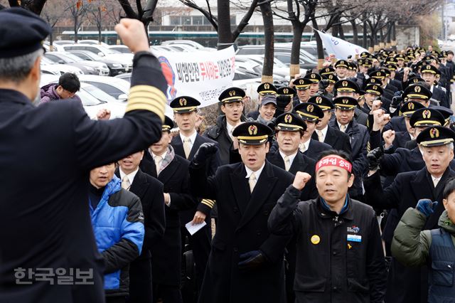 22일 오전 서울 강서구 외발산동 대한항공 본사 앞에서 대한항공조종사노동조합이 2015년 임금협상승리를 위한 파업 출정식을 열렸다. 출정식에 참석한 조합원들이 구호를 외치고 있다. 홍인기 기자