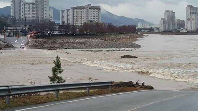 22일 오전 7시 19분쯤 경남 양산시 상북면 석계리 잠수교를 건너던 승합차량이 많은 비로 불어난 물에 휩쓸려 떠내려갔다. 사진은 불어난 양산천 모습. 경남도소방본부 제공