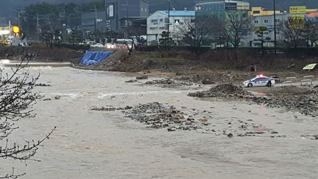 22일 오전 7시 19분쯤 경남 양산시 상북면 석계리 잠수교를 건너던 승합차량이 많은 비로 불어난 물에 휩쓸려 떠내려가고 있다는 행인의 신고가 접수돼 당국이 수색에 나섰다. 사진은 불어난 양산천 모습. 경남도소방본부 제공