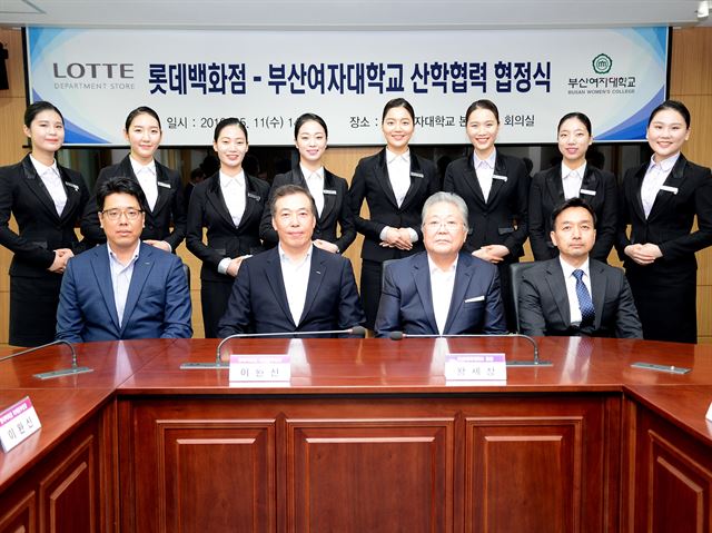 롯데백화점은 지난 5월 지역인재 양성, 지원방안의 일환으로 부산여대와 ‘맞춤형 서비스 전문인재 양성 및 서비스 교육프로그램’ 개발에 관한 업무협약을 체결했다. 롯데백화점은 지역의 근간은 지역인재 양성이라는 철학에 따라 다양한 지원책을 마련하는 등 지역상생에 앞장서고 있다.