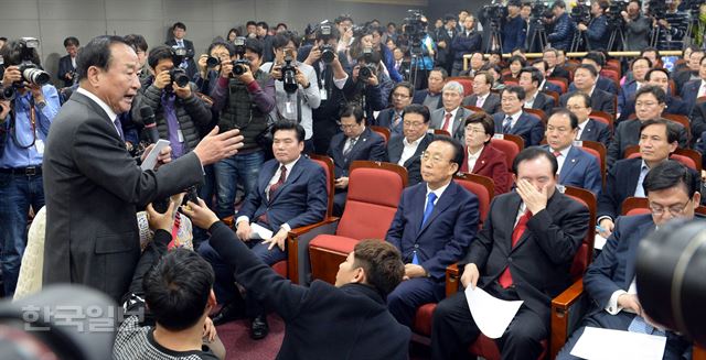 13일 오후 서울 여의도 국회 의원회관에서 열린 친박 주도 '혁신과 통합 보수 연합' 출범식에서 서청원 새누리당 의원이 열변을 토하고 있다. 서재훈기자 spring@hankookilbo.com