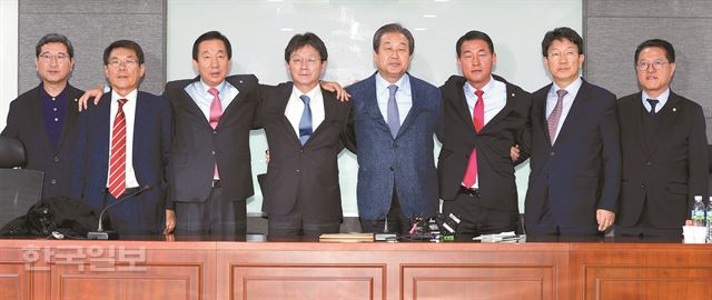 새누리당 비박계 의원들이 21일 오전 국회 의원회관에서 탈당결의문을 발표한 뒤 어깨동무를 하며 포즈를 취하고 있다. 왼쪽부터 김학용 이군현 김성태 유승민 김무성 황영철 권성동 정운천 의원. 오대근기자 inliner@hankookilbo.com