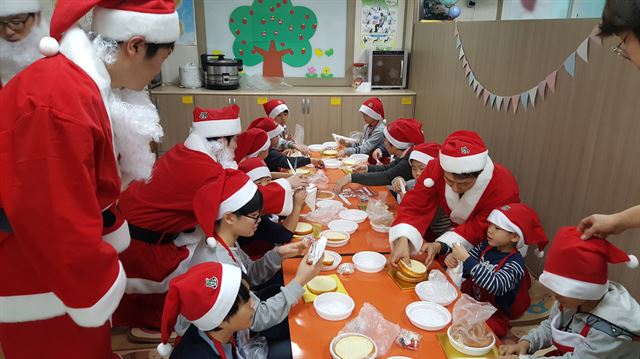 20일 기흥 ‘삼성 나노시티’임직원들이 새수원지역아동센터를 방문해 아이들과 함께 크리스마스 케이크를 만들고 있다. 삼성전자 제공