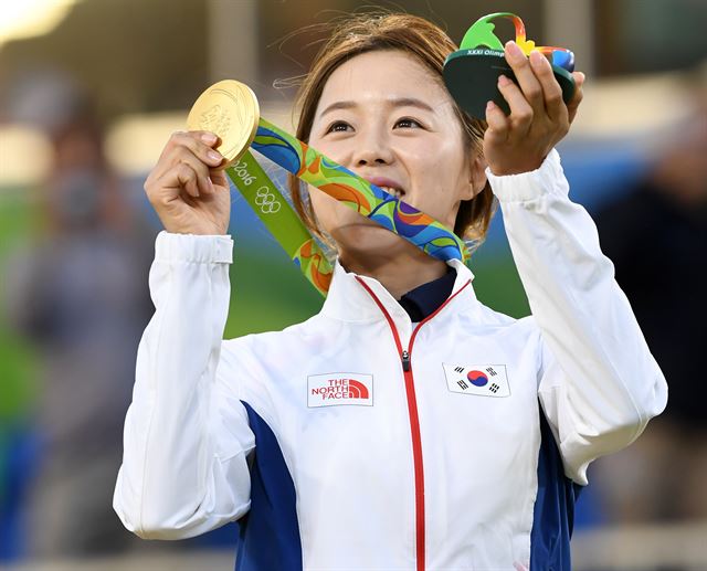 리우올림픽 여자양궁 2관왕에 오른 장혜진이 시상대에 올라 금메달을 들어 보이고 있다. 리우데자네이루=올림픽사진공동취재단