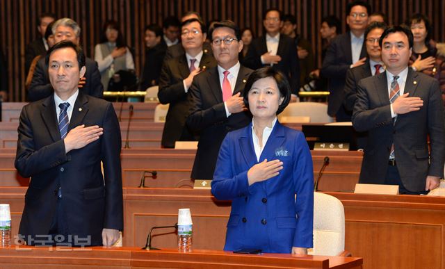 더불어민주당 추미애(오른쪽) 대표가 12일 오전 국회에서 열린 의원총회에서 우상호 원내대표와 국민의례를 하고 있다. 오대근 기자 inliner@hankookilbo.com