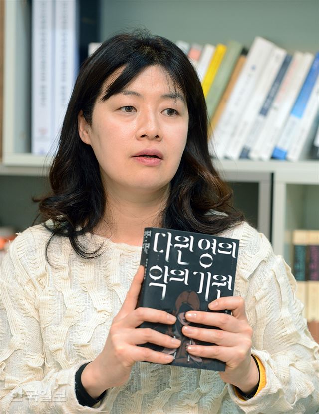 사계절출판사의 김태희 팀장이 57회 한국출판문화출판문화상 어린이청소년 부문 수상작 '다윈 영의 악의 기원'에 대해 설명하고 있다. 신상순 선임기자 ssshin@hankookilbo.com