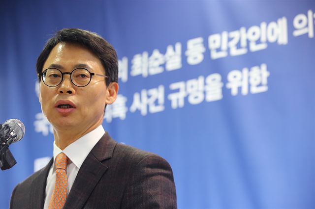 '박근혜 정부의 최순실 등 민간인에 의한 국정농단 의혹 사건 수사 규명을 위한 특별검사팀'의 대변인인 이규철 특검보가 24일 오후 서울 대치동 사무실에서 브리핑을 하고 있다. 연합뉴스