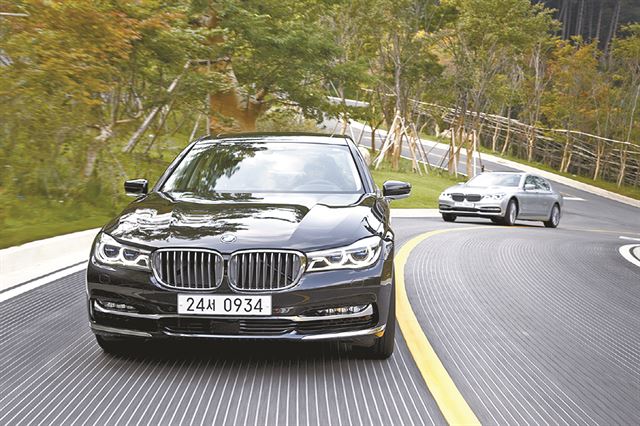 내년부터 자기차량손해담보 보험료가 인하되는 BMW 740Li. BMW코리아 제공