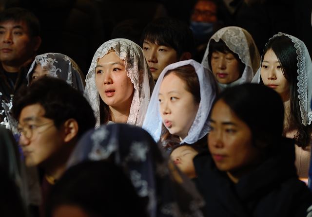 성탄절인 25일 오전 서울 중구 명동성당에서 열린 미사에서 신도들이 예배를 보고 있다.왕태석기자 kingwang@hankookilbo.com