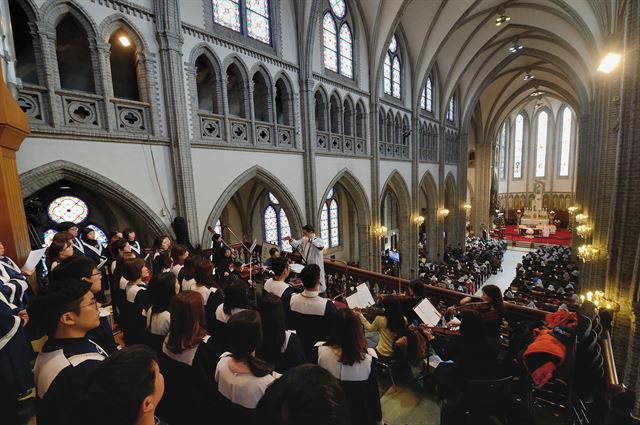 염수정 추기경이 성탄절인 25일 오전 서울 중구 명동성당에서 열린 성탄미사를 집전하고 있다.왕태석기자 kingwang@hankookilbo.com