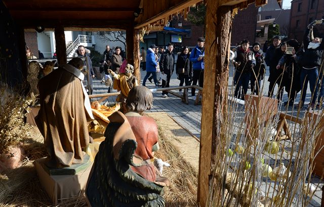 성탄절인 25일 오후 서울 명동성당에 찾은 신도들이 성당 내 설치된 성탄 구유를 살펴보고 있다.왕태석기자 kingwang@hankookilbo.com