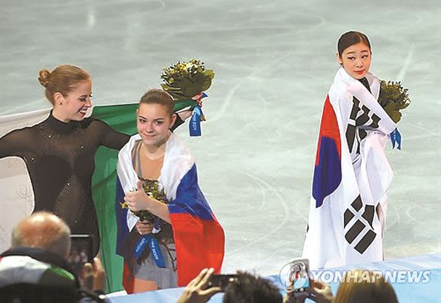 김연아(오른쪽)와 소트니코바(가운데). 연합뉴스