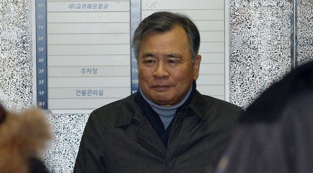 박영수 특검이 25일 오전 서울 강남구 '박근혜 정부의 최순실 등 민간인에 의한 국정농단 의혹 사건 규명을 위한' 특별검사 사무실로 출근하고 있다. 뉴시스