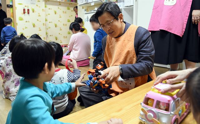 황교안 대통령 권한대행 국무총리가 크리스마스이브인 24일 오전 서울 강북구 장애 영유아시설을 방문, 아이들과 함께하고 있다. 총리실 제공