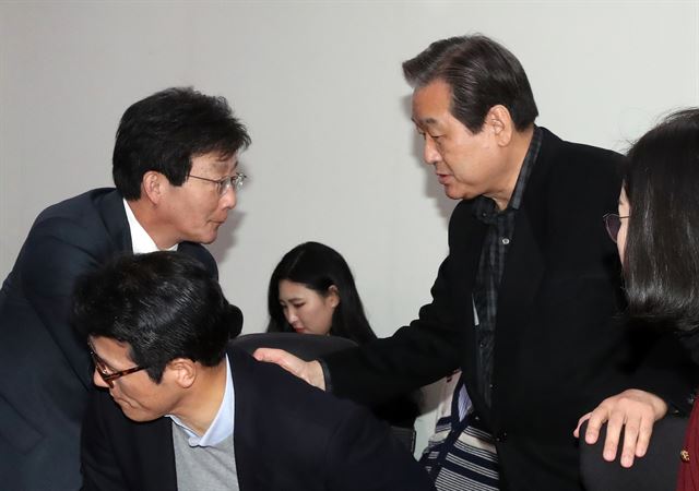 새누리당 김무성 전 대표가 11일 오전 국회 의원회관에서 열린 비상시국회의 대표자-실무자 연석회의에 참석하며 유승민 의원 등 참석 의원들과 악수하고 있다. 연합뉴스