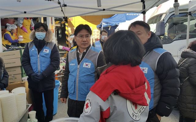 김점수(가운데) 기획본부장을 비롯한 한국가스공사 임직원들이 지난 2일 대구 서문시장 화재 현장을 찾아 피해 상황에 대해 설명을 듣고 있다. 한국가스공사 제공