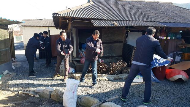 한국가스공사 임직원들이 지난 6일 경북 청도군 금천면을 찾아 주민들에게 연탄을 배달하고 있다. 한국가스공사 제공