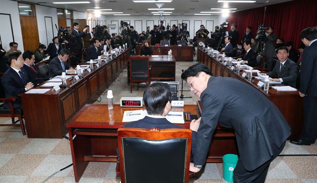 김성태 '최순실 국조특위' 위원장이 26일 오전 경기도 의왕시 서울구치소에서 열린 현장청문회에서 장제원 의원과 얘기를 나누고 있다. 국회사진기자단