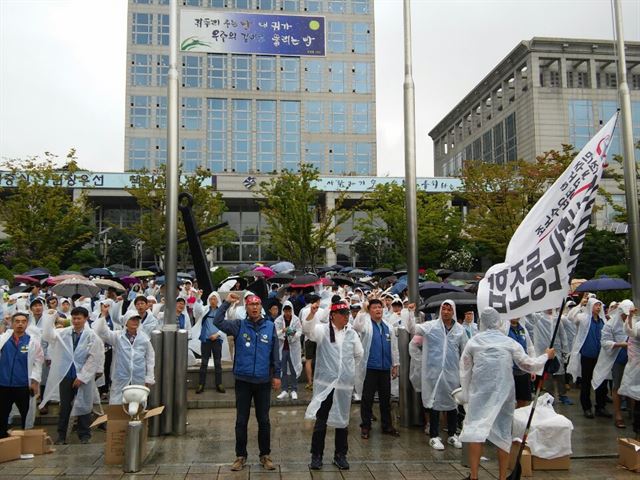 부산지하철노조는 26일 오후 6시부터 3차 파업을 잠정 중단하고 현장투쟁으로 전환한다고 밝혔다. 사진은 지난 9월 1차 파업 당시 기자회견 모습.