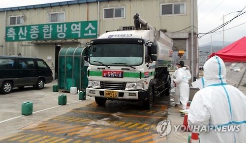 지난 21일 경남 양산시 상북면 축산종합방역소에서 산란계 농장으로 오가는 차량이 소독을 하고 있다. 양산의 산란계 농장에 이어 고성군의 한 오리사육농장에서도 AI가 확인됐다. 연합뉴스 제공