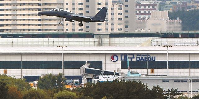 28일 연간 항공여객 250만명을 돌파하는 대구공항 위로 전투기가 날아오르고 있다. K2ㆍ대구공항 통합공항 예비 이전후보지인 5개 지자체들의 속내가 제각각이다. 뉴시스