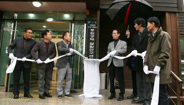 전남 구례군과 국립생태원 관계자 등이 광의면 생태숲에서 지리산의 종합적 생태계 반응 연구 및 조사연구를 지원할 중점생태 실험연구센터 현판식을 갖고 있다.