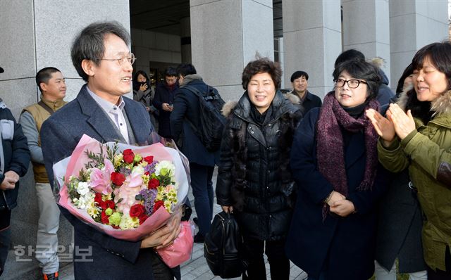 조희연 서울시교육감이 27일 서울 서초동 대법원에서 선고유예가 확정된 후 지지자들의 축하를 받으며 법원을 나서고 있다. 조 교육감은 벌금형 선고유예 확정으로 교육감직을 유지하게 됐다. 김주성 기자 poem@hankookilbo.com