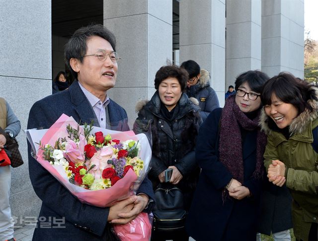 조희연 서울시 교육감이 27일 서울 서초동 대법원에서 선고유예 확정 선고를 받은 후 밝은 표정으로 법정을 나서고 있다. 조 교육감은 벌금형 선고유예 확정으로 교육감직을 유지하게 됐다. 김주성 기자