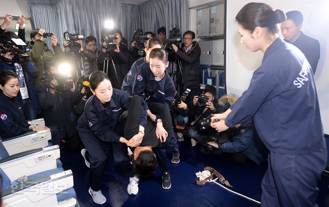 27일 오전 서울 강서구 공항동 대한항공 객실훈련센터에서 승무원들이 테이져 건과 포승줄을 이용해 기내 난동승객을 제압하는 상황을 훈련 하고 있다. 홍인기 기자