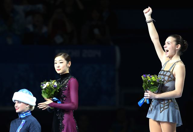 소치동계올림픽에서 은메달을 차지한 김연아(왼쪽)가 금메달을 획득한 러시아의 아델리아 소트니코바에게 박수를 보내고 있다. 연합뉴스