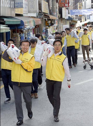 대림산업 김한기 사장(왼쪽)과 임직원들이 종로구 소외계층 가정에 쌀을 배달하고 있다.