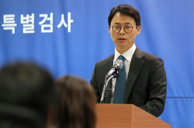 박근혜 대통령의 비위 의혹과 최순실 게이트를 수사 중인 특검팀 이규철 대변인이 28일 오후 서울 강남구 대치동 특검 사무실에서 브리핑을 하고 있다. 연합뉴스