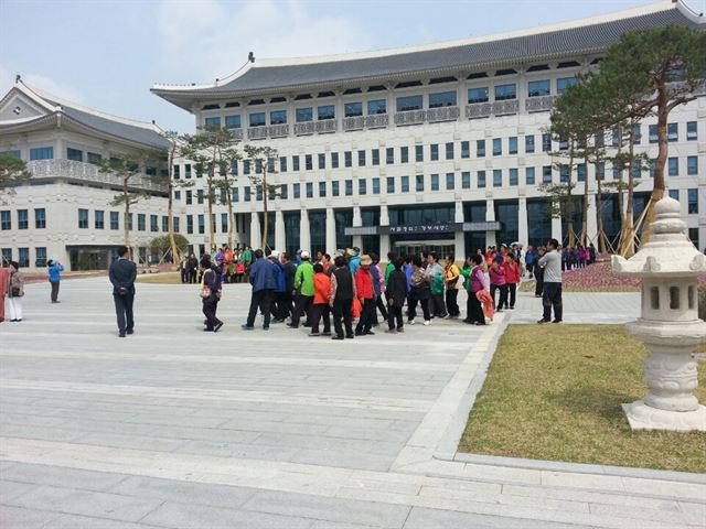 경북 도청 청사를 관람하기 위한 관광객들의 발길이 이어지면서 안동지역 경기 활성화에도 파란불이 켜졌다. 안동시 제공.