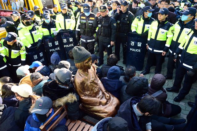 28일 오후 부산 동구 일본총영사관 앞에서 부산시민단체가 위안부 소녀상을 기습적으로 설치한 뒤 연좌농성을 벌이면서 이를 철거하려던 경찰 및 구청 직원 등과 대치하고 있다. 뉴시스