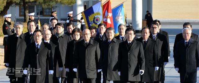 30일 오전 박한철 헌법재판소장을 비롯한 헌법재판관들이 서울 국립현충원을 참배하기 위해 들어서고 있다. 서재훈 기자