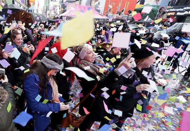 새해 전야 행사로 유명한 미 뉴욕 타임스퀘어에서 29일(현지시간) 색종이 날리기 리허설이 열려 행사에 참석한 시민들이 색종이를 맞으며 즐거워하고 있다.. 한편, 세계 각국이 새해 인파를 겨냥한 테러를 막기 위해 비상 경계에 돌입한 가운데 뉴욕 경찰 당국은 독일 베를린트럭 돌진 테러와 같은 소프트 타깃 테러를 원천 차단하기 위해 모래 15t이 채워진 20t 청소 트럭 65대로 새해맞이 행사장인 타임스퀘어를 둘러싸는 장벽을 만들 예정인 것으로 알려졌다.