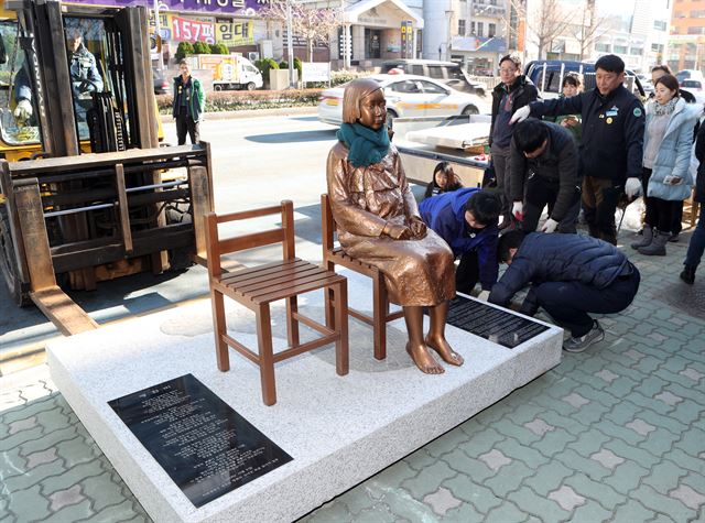 부산 주한일본영사관 앞에 설치된 평화의 소녀상. 부산=연합뉴스