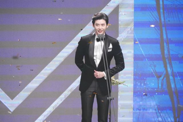 이종석이 30일 서울 상암동 MBC에서 열린 2016 MBC 연기대상에서 대상을 수상한 뒤 소감을 밝히고 있다. MBC 제공