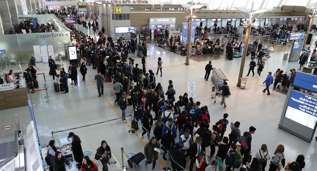 지난달 30일 인천국제공항 출국장에서 출국객들이 길게 줄을 서있다. 연합뉴스