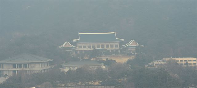 새해 첫날인 1일 청와대 본관이 적막감에 싸여 있다. 청와대사진기자단