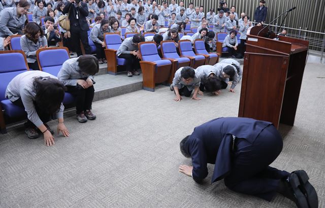 우윤근 국회 사무총장이 2일 오전 국회에서 열린 '국회 청소근로자' 직접고용 기념 신년행사에서 "너무 늦게 국회직원으로 모셨다"고 말한 뒤 "앞으로 잘 모시겠다"며 근로자들을 향해 큰절을 하고 있다. 2017.1.2 연합뉴스