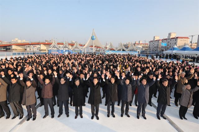 경북 포항시가 2일 오전 국내 최초 부력식 해양공원인 포항 동빈내항 해양공원에서 이강덕 포항시장을 비롯해 공무원과 지역상인, 시민 등 800여명이 참석한 가운데 정유년 새해 시무식을 갖고 경제 활성화와 민생 안정을 위한 새로운 출발을 기원하고 있다. 포항시 제공.