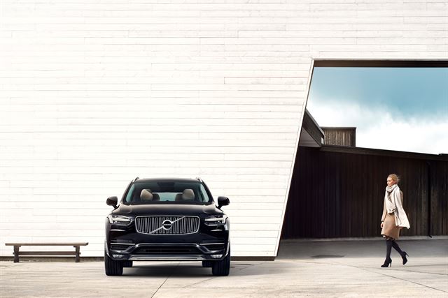 XC90을 바라보는 여자의 시선을 보라. 볼보 제공