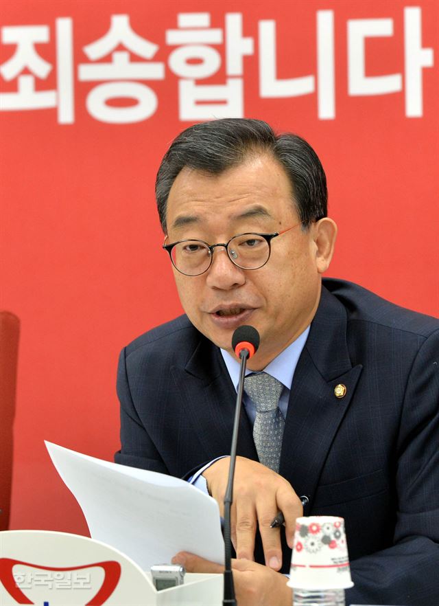 이정현 전 새누리당 대표가 지난해 12월 여의도 국회 당 대표실에서 열린 대구 서문시장 화재대책 관련 당정협의에서 참석자들과 대책을 논의하고 있는 모습. 서재훈기자 spring@hankookilbo.com