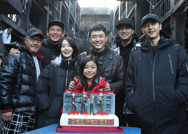 올 상반기 개봉 예정인 영화 ‘군함도’의 류승완(가운데) 감독과 배우 송중기(오른쪽부터) 소지섭 김수안 이정현 황정민 이경영이 촬영을 마친 뒤 환하게 웃고 있다. CJ엔터테인먼트 제공