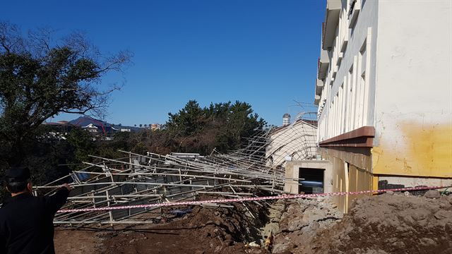 3일 오전 제주 서귀포시 신축건물 공사현장에서 임시가설물인 비계가 무너지면서 인부 3명이 추락해 크게 다치는 사고가 발생했다. 제주도소방안전본부 제공.