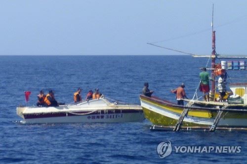 남중국해 영유권 분쟁지역인 황옌다오(스카보러 암초) 인근 해역. AP 연합뉴스