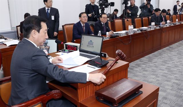 '최순실 게이트' 진상 규명을 위한 국회 국정조사특별위원회 김성태 위원장이 3일 국회에서 전체회의를 열어 문화체육관광부 조윤선·김종덕 장관과 정관주 전 제1차관 등에 대해 '국회에서의 증언·감정 등에 관한 법률'에 따른 위증으로 고발을 의결하고 있다. 연합뉴스