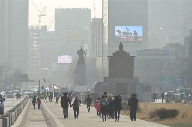 전국이 미세먼지로 골머리를 앓고 있는 3일 오후 서울 광화문광장에서 바라본 도심 대기가 뿌옇다. 뉴시스